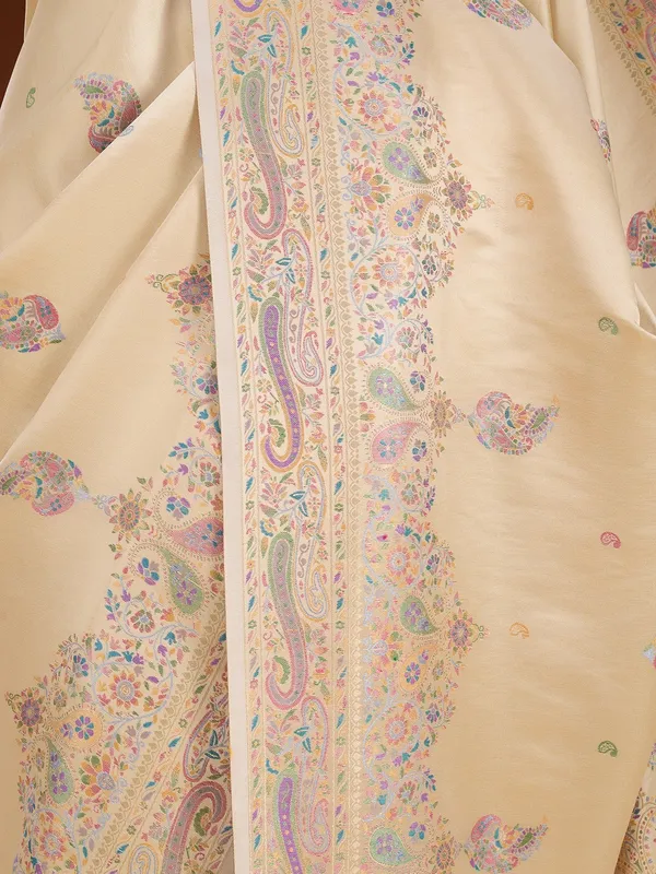 Cream_Silk_Buti_Saree_With_Matching_Blouse_Piece