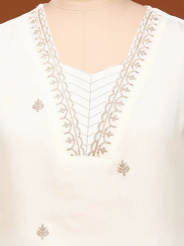 Off_White_Zariwork_Gold_Chanderi_Readymade_Salwar_Suit