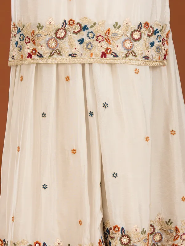 Light_Grey_Threadwork_Crepe_Readymade_Salwar_Suit
