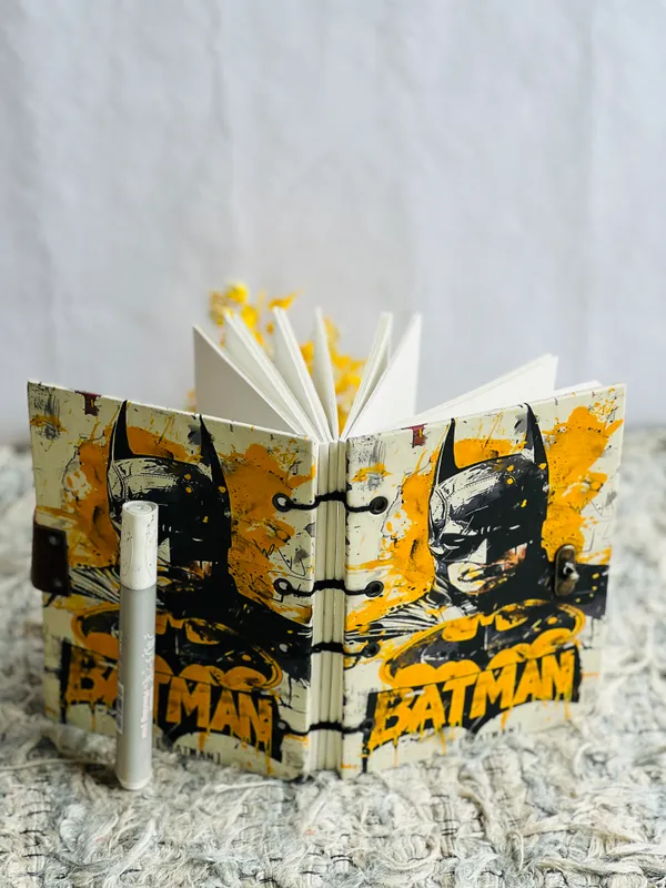 Batman_Comic_Art_Hardbound_Lock_Diary_200_Unruled_Pages_7X5_In