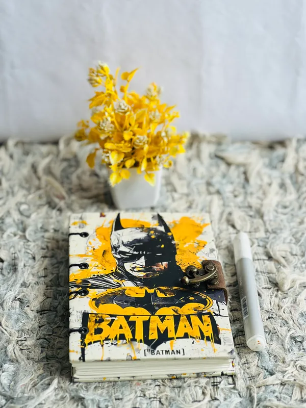 Batman_Comic_Art_Hardbound_Lock_Diary_200_Unruled_Pages_7X5_In