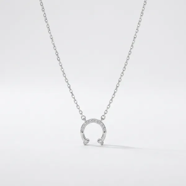 Silver_Horseshoe_Pendant_Necklace_For_Women