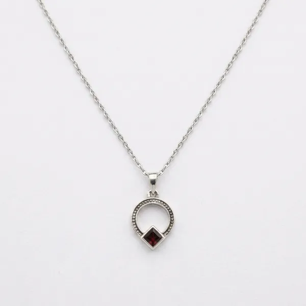Silver_Geometric_Circular_Pendant_Necklace_For_Women