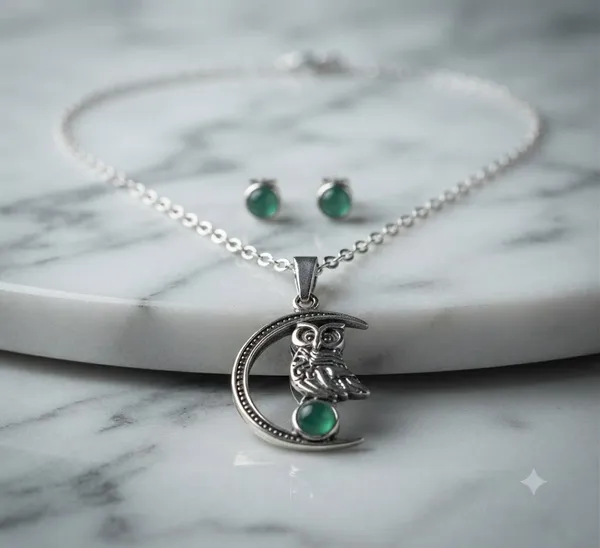 Silver-Tone_Crescent_Pendant_Necklace_For_Women