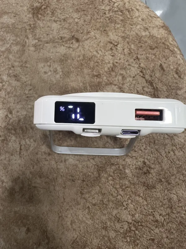 White_10000Mah_Magnetic_Power_Bank_With_Built_And_In_Cable