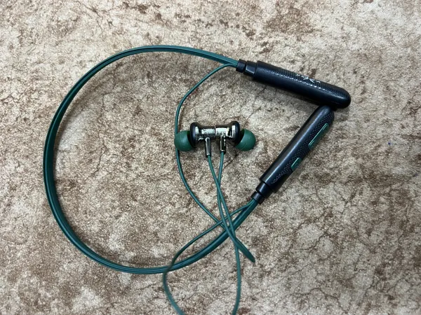 Black_12_Wireless_Neckband_In_And_Ear_Earphones