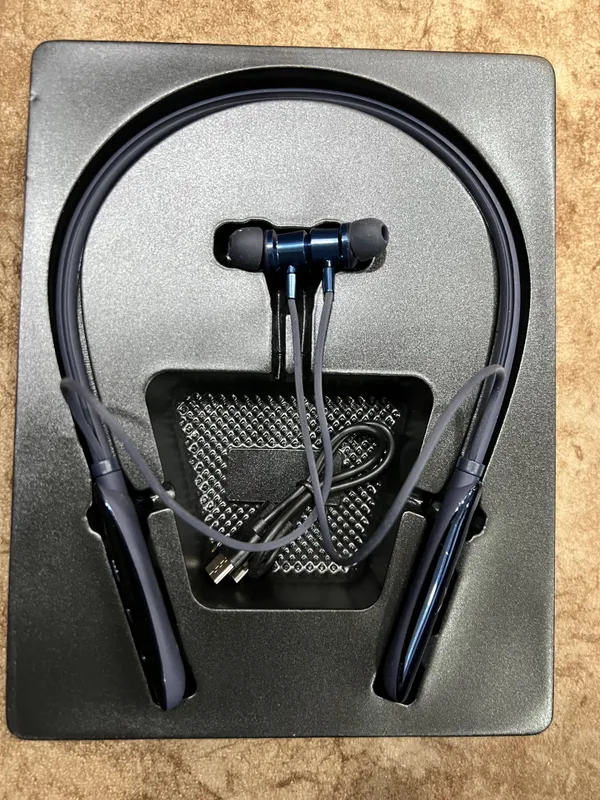 Grey_And_Blue_And_Wireless_Neckband_In_And_Ear_Earphones