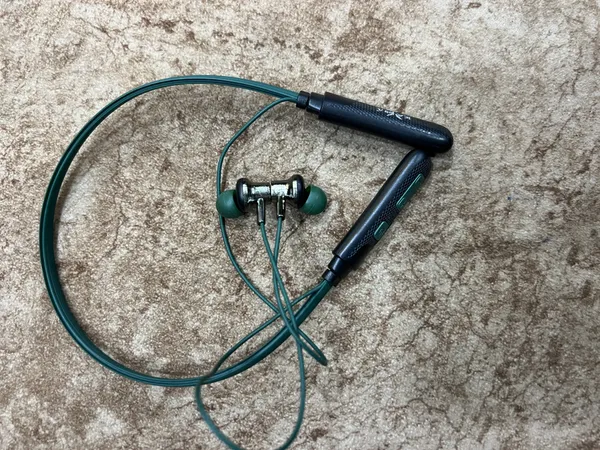 Black_12_Wireless_Neckband_In_And_Ear_Earphones