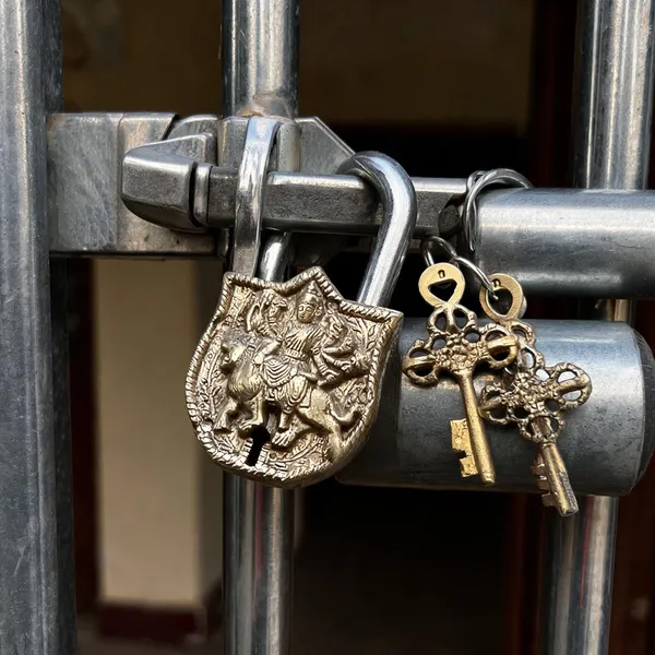 Brass_Padlock_With_Keys_Gold