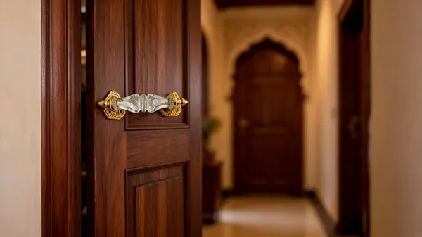 Crystal_Cut_Glass_Door_Handle_With_Brass_Base