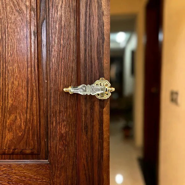 Crystal_Cut_Glass_Door_Handle_With_Brass_Base