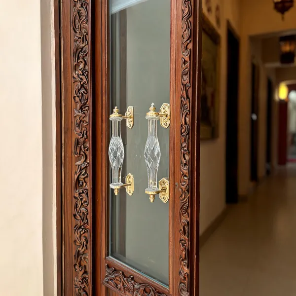 Glass_Door_Handle_With_Brass_Mounting_For_Home_And_Office
