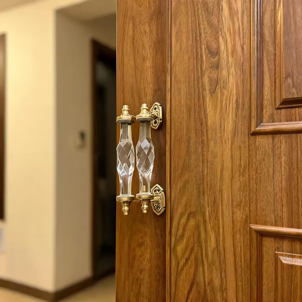 Crystal_Cut_Glass_Door_Handle_With_Brass_Base
