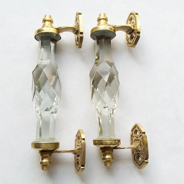Glass_Door_Handle_With_Brass_Mounting