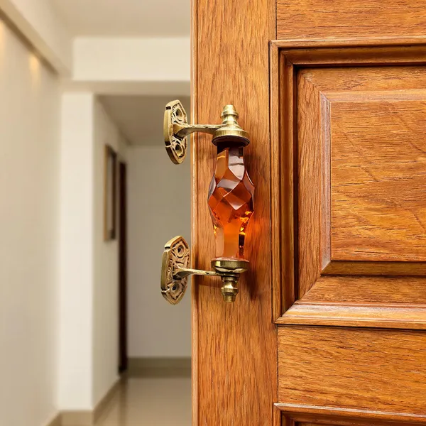 Crystal_Cut_Glass_Door_Handle_With_Brass_Mount