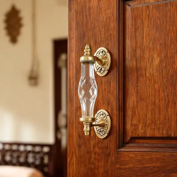 Glass_Door_Handle_With_Brass_Fitting