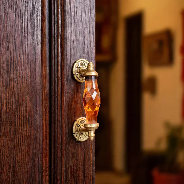 Crystal_Cut_Glass_Door_Handle_With_Brass_Mount
