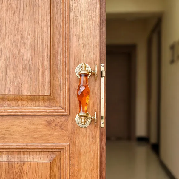 Crystal_Cut_Glass_Door_Handle_With_Brass_Fitting