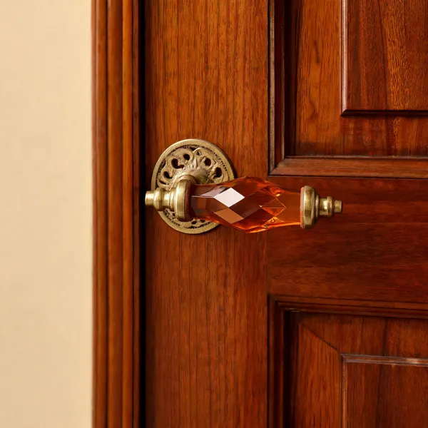 Crystal_Cut_Glass_Door_Handle_With_Brass_Fitting