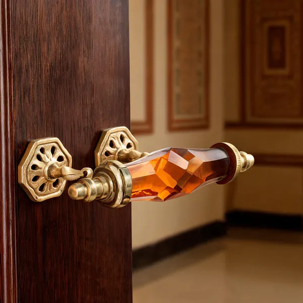 Crystal_Cut_Glass_Door_Handle_With_Brass_Fitting