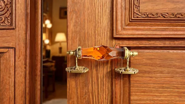 Crystal_Cut_Glass_Door_Handle_With_Brass_Fitting