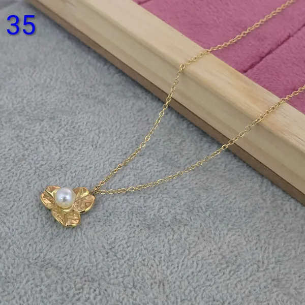 Gold_Steel_Floral_Pearl_Pendant_Necklace_For_Women
