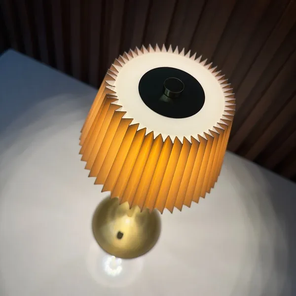 Metal_Minimalist_Pleated_Gold_Table_Lamp