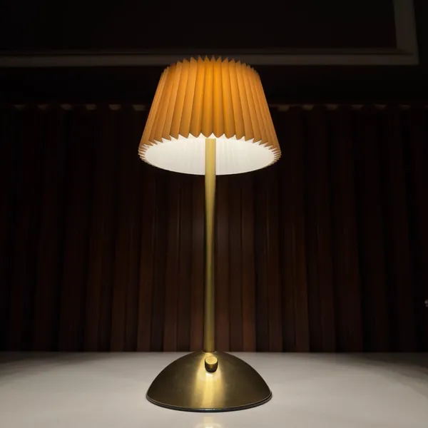 Metal_Minimalist_Pleated_Gold_Table_Lamp