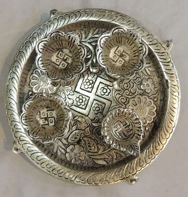 Aluminium_Showpiece_Puja_Thali_With_Deepak_-_5.5x5.5x1.5_Inch_(AS505_S)
