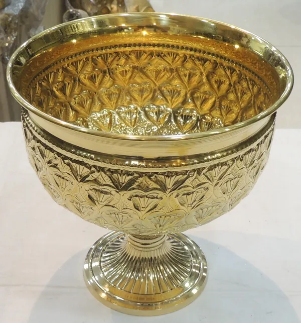 Brass_Decorative_Bowl_With_Stand_-_8x8x8_Inch_(AT073_D)