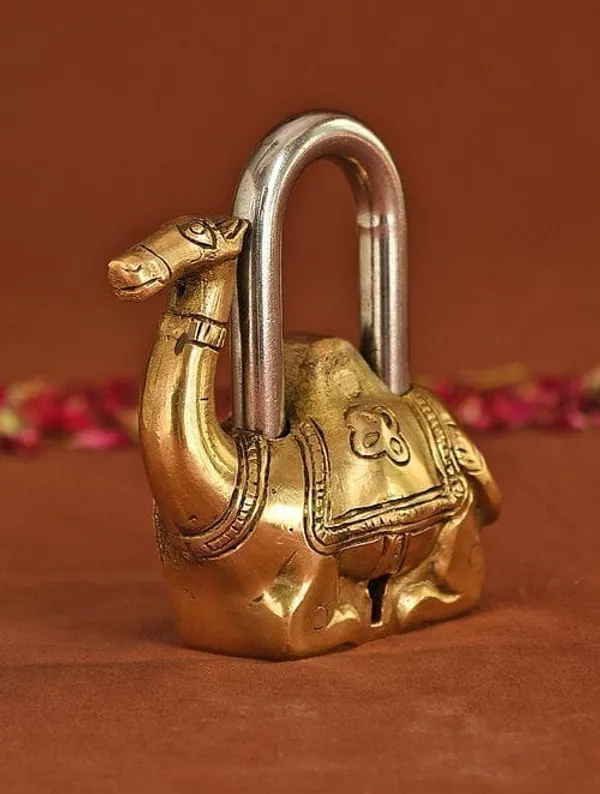 Brass_Showpiece_&_Working_Camel_Shape_Lock_-_4x1.3x4.5_Inch_(BS1486_C)