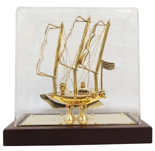Brass_Decorative_Showpiece_Ship_Covered_With_Box,_Wooden_Base_-_9x4x8.5_Inch_(MR238_D)
