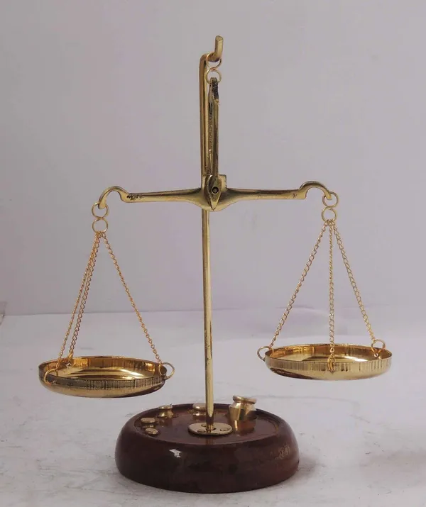 Brass_Taarzu_20_gm_Weighing_Machine_-_5.5x2.5x7_inch_(Z303_C)