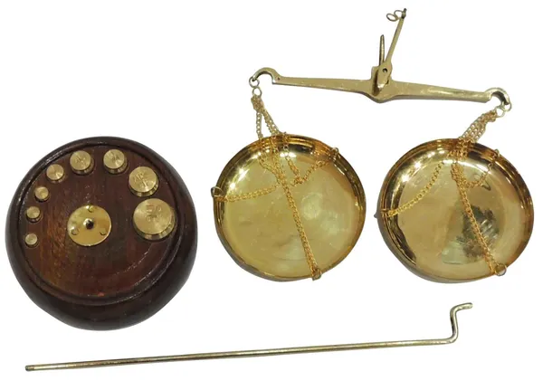 Brass_Tarazu_Weighing_Machine_-_6x3.5x9_inch_(Z303_E)