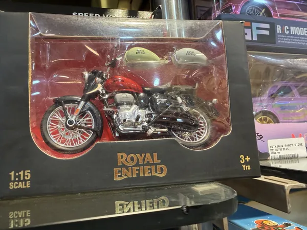 Royal_Enfield_1:15_Scale_Red_Motorcycle_Model