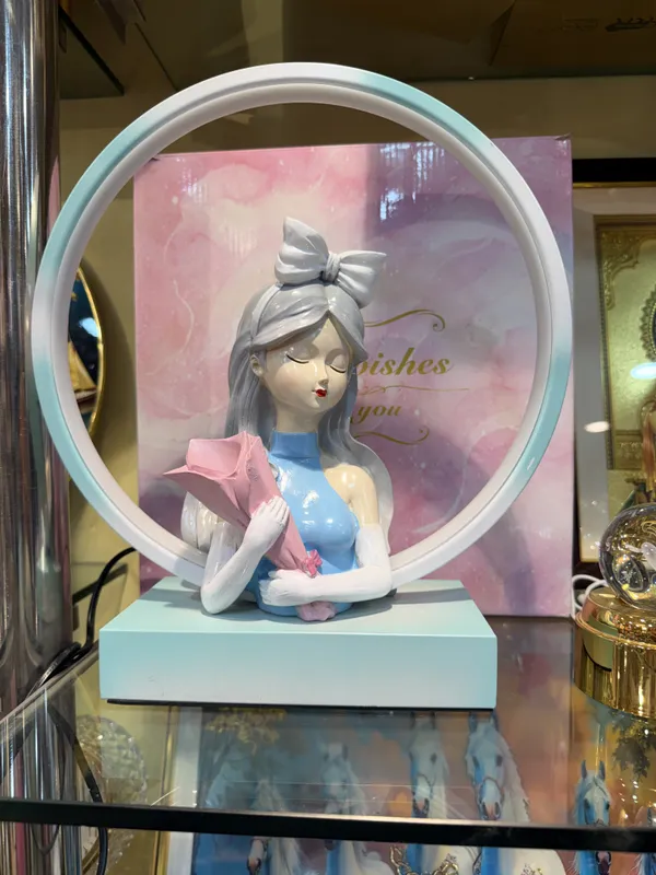 Pastel_Lady_Bust_Decorative_Figurine_With_Circular_Frame