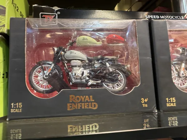 Royal_Enfield_Motorcycle_1:15_Scale_Model