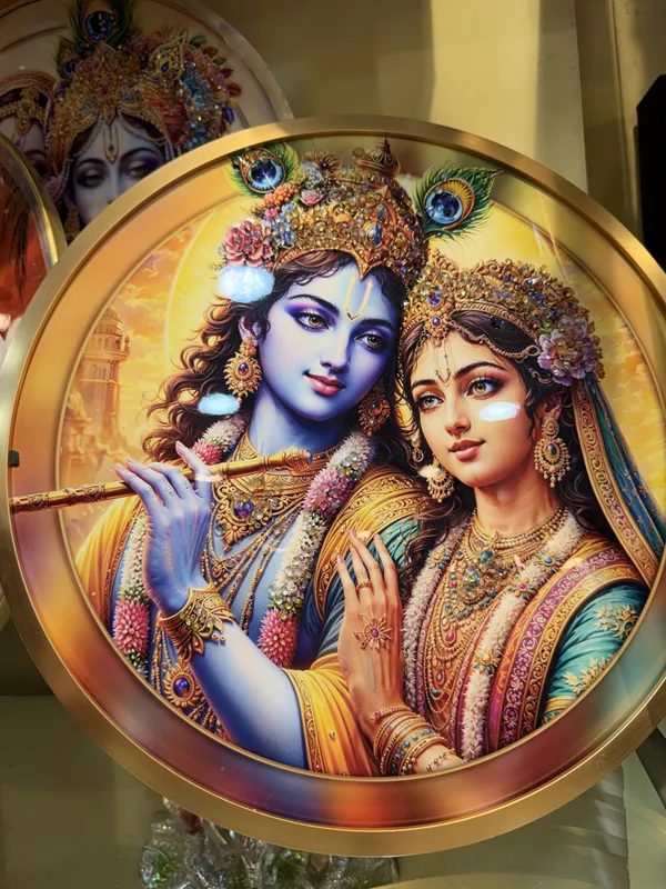Round_Krishna_Radha_Religious_Artwork