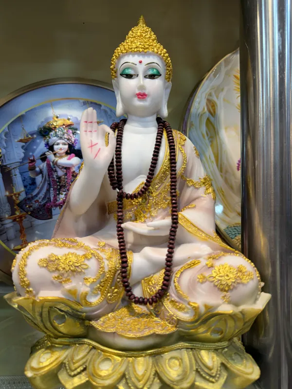 White_And_Gold_Seated_Buddha_Idol