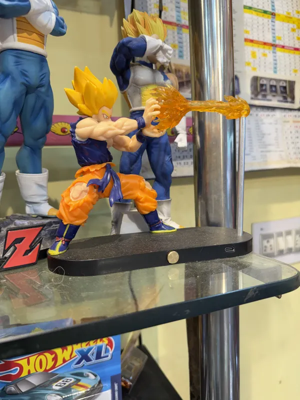Super_Saiyan_Goku_Energy_Blast_Display_Figure