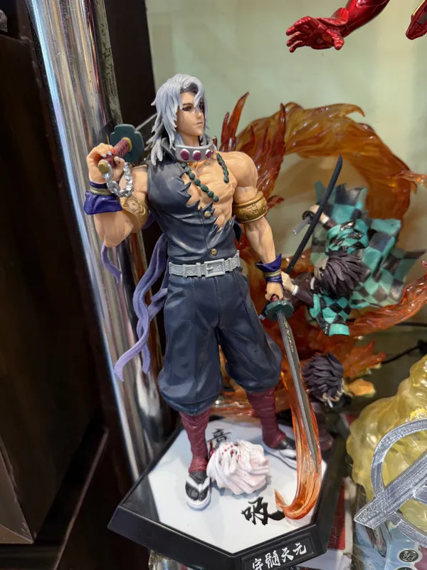 Silver-Haired_Warrior_Anime_Action_Figure