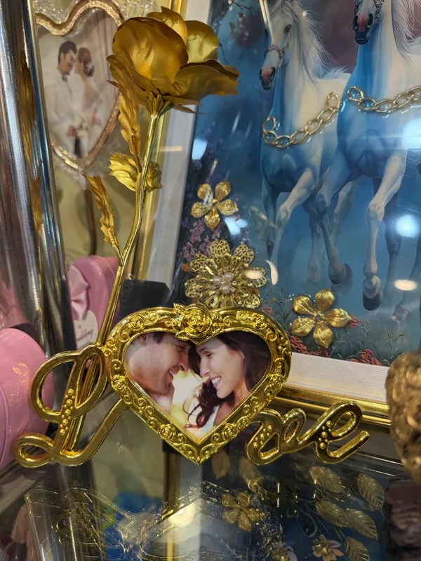 Gold_Finish_Ornate_Heart_Photo_Frame