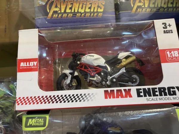 Red_And_White_Alloy_Motorcycle_Model_1:18_Scale