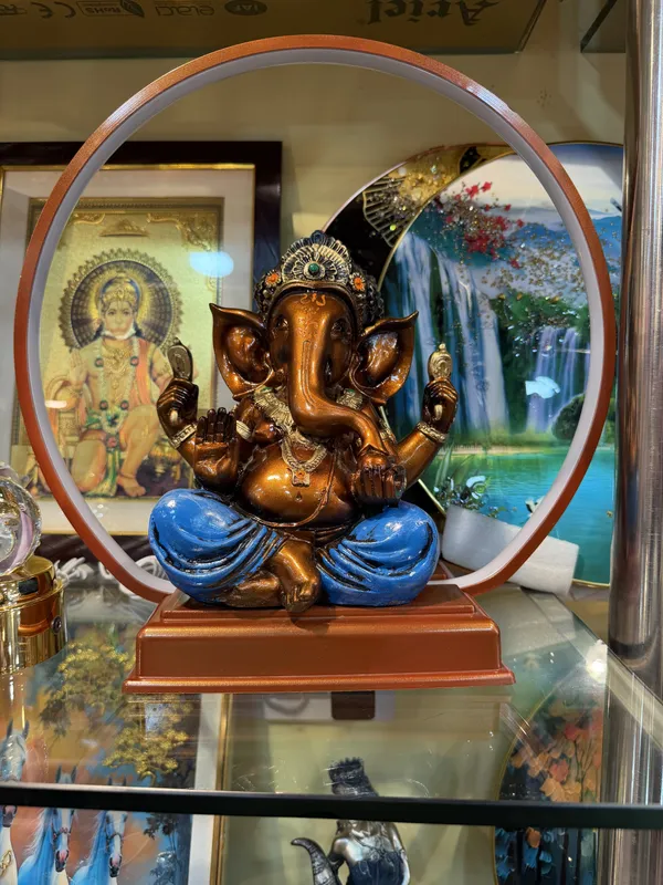 Brown_Ganesha_Idol_With_Oval_Mirror_Frame