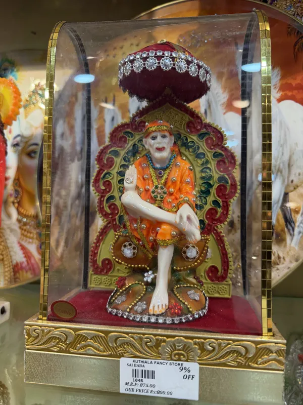 Sai_Baba_Embellished_Idol_With_Glass_Display_Case