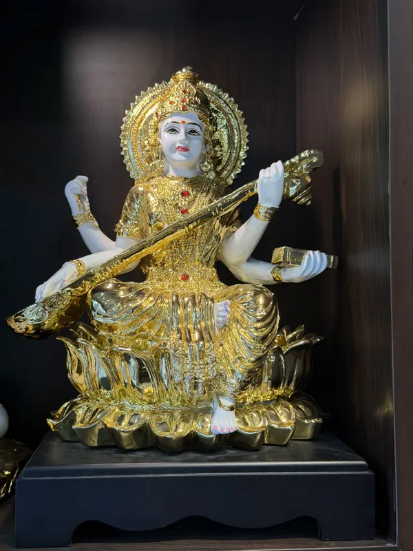 Saraswati_Idol_With_Veena_And_Lotus_Base