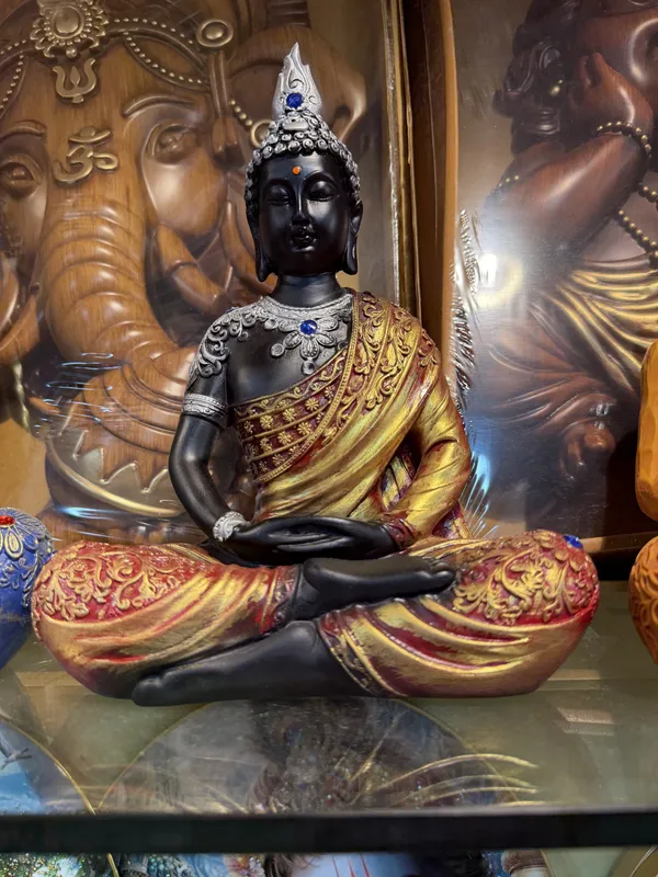 Black_And_Gold_Meditating_Buddha_Statue