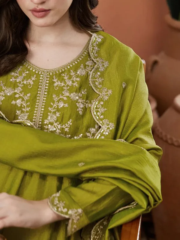 Green_Silk_Blend_Anarkali_Embroidered_Kurta_Set_For_Women