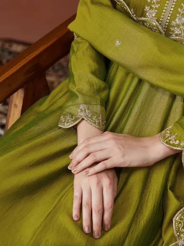 Green_Silk_Blend_Anarkali_Embroidered_Kurta_Set_For_Women