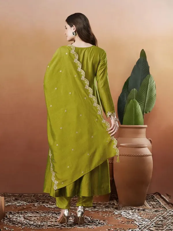 Green_Silk_Blend_Anarkali_Embroidered_Kurta_Set_For_Women